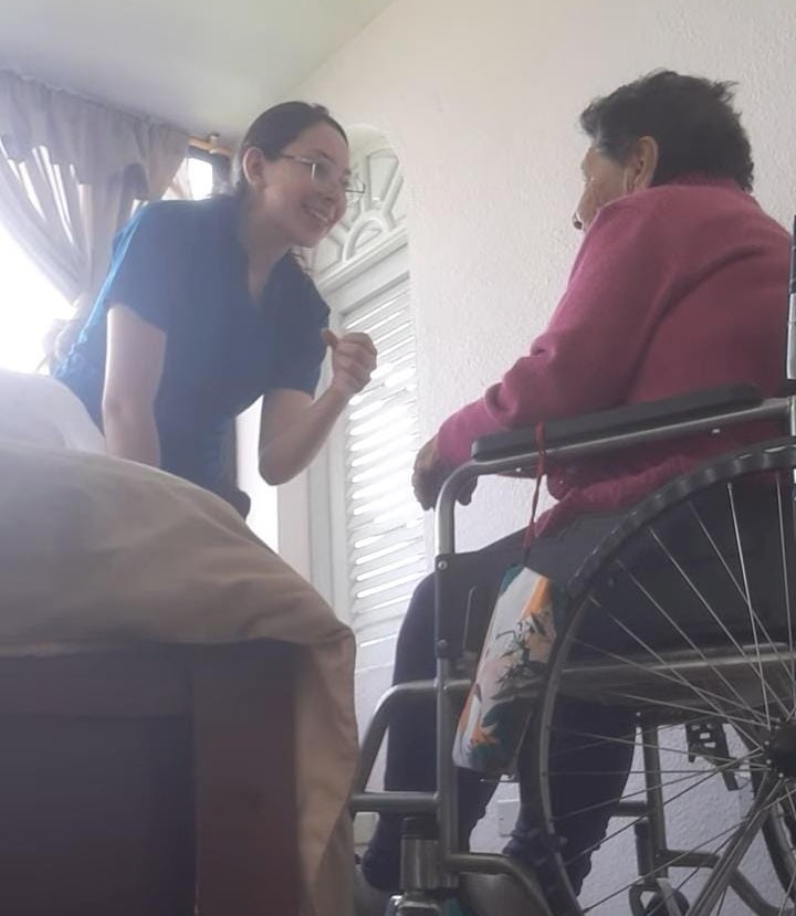Fisioterapeuta asistiendo a un paciente con ejercicios de rehabilitación