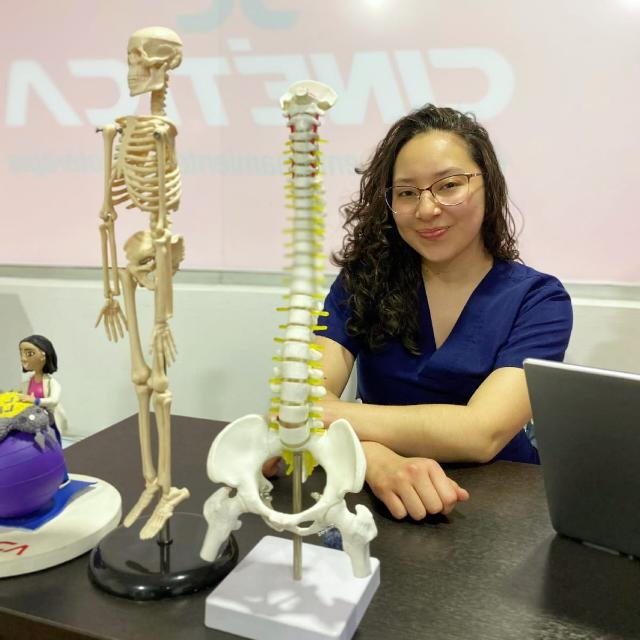 Maripaz realizando tratamiento de fisioterapia
